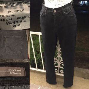 Womens levi 512 skinny leg jean in 8M or 29W